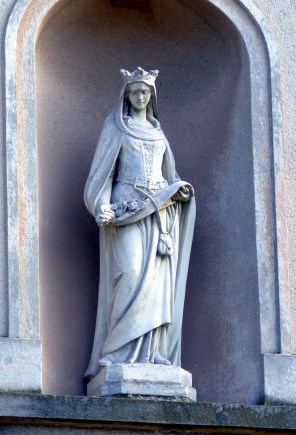 헝가리의 성녀 엘리사벳_photo by Csanady_on the facade of the Church of St Michael in Pereg_Hungary.jpg
